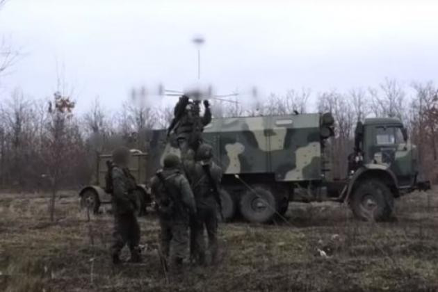 Dân quân ly khai của LPR triển khai thiết bị tác chiến điện tử của Nga (Ảnh: Sunnews).