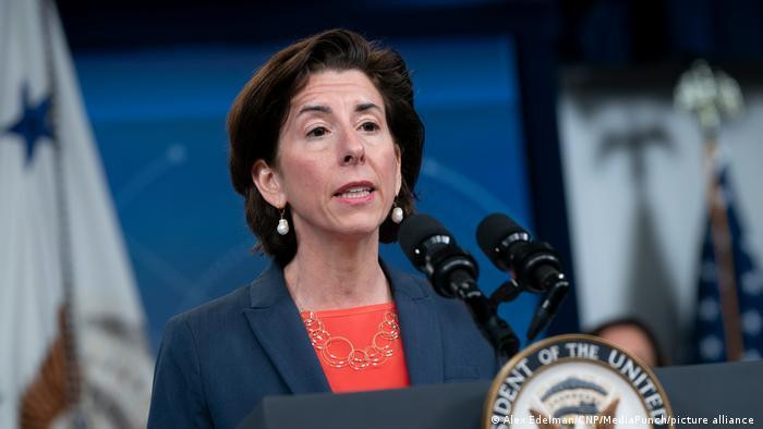 Bộ trưởng Thương mại Mỹ Gina Raimondo (Ảnh: Deutsche Welle).