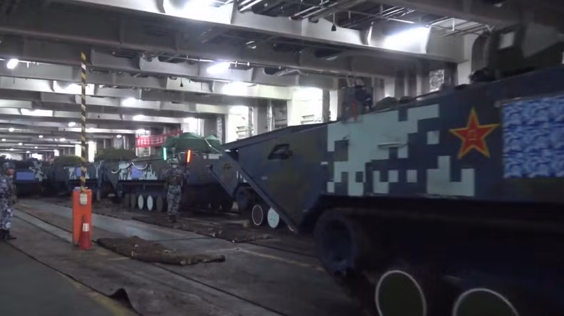 Chiến xa Trung Quốc trên tàu đổ bộ tham gia diễn tập tấn công Đài Loan (Ảnh: Dwnews).