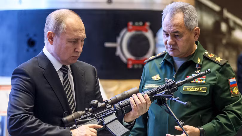 Tổng thống Nga Putin và Bộ trưởng Quốc phòng Shoigu (Ảnh: Dwnews).