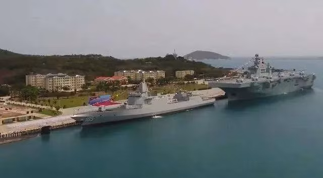 Tàu khu trục Type 055 và tàu tấn công đổ bộ Type 075 (Ảnh: Dwnews).