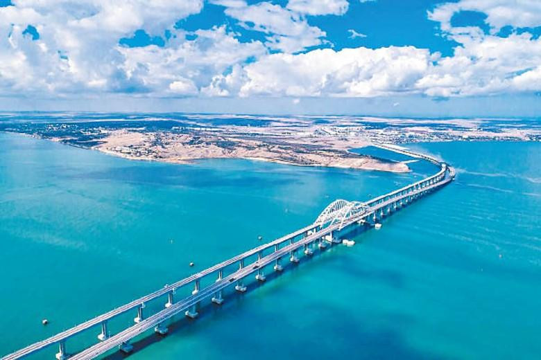 Cầu bắc qua eo biển Kerch hiện do Nga kiểm soát kể từ khi sáp nhập Crimea năm 2014 (Ảnh: Đông Phương). Cầu bắc qua eo biển Kerch hiện do Nga kiểm soát kể từ khi sáp nhập Crimea năm 2014 (Ảnh: Đông Phương).