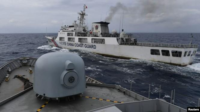 Tàu Indonesia xua đuổi tàu Hải Cảnh Trung Quốc đi vào Vùng đặc quyền kinh tế của Indonesia đầu năm 2020 (Ảnh: Reuters). Tàu Indonesia xua đuổi tàu Hải Cảnh Trung Quốc đi vào Vùng đặc quyền kinh tế của Indonesia đầu năm 2020 (Ảnh: Reuters).