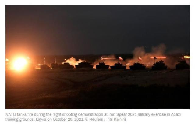 Xe tăng NATO diễn tập bắn đêm tại Latvia, tháng 10/2021 (Ảnh: Reuters) Xe tăng NATO diễn tập bắn đêm tại Latvia, tháng 10/2021 (Ảnh: Reuters)