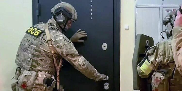 Các nhân viên FSB lục soát những điểm nghi ngờ nơi ẩn náu của các phần tử cực đoan (Ảnh: Sohu). Các nhân viên FSB lục soát những điểm nghi ngờ nơi ẩn náu của các phần tử cực đoan (Ảnh: Sohu).