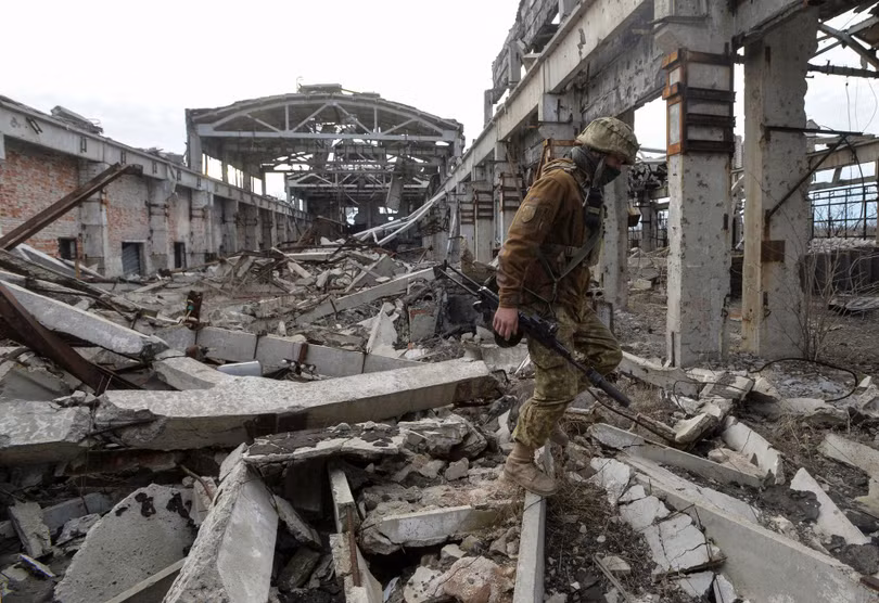 Lính trinh sát Ukraine vào một ngôi làng do lực lượng dân quân Đông Ukraine kiểm soát (Ảnh: Reuters). Lính trinh sát Ukraine vào một ngôi làng do lực lượng dân quân Đông Ukraine kiểm soát (Ảnh: Reuters).