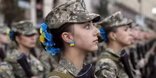 Ngày càng nhiều phụ nữ Ukraine được gọi nhập ngũ (Ảnh: Sina).