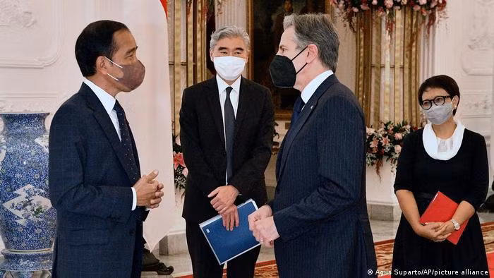 Ông Antony Blinken gặp Tổng thống Indonesia Joko Widodo (Ảnh: AP).