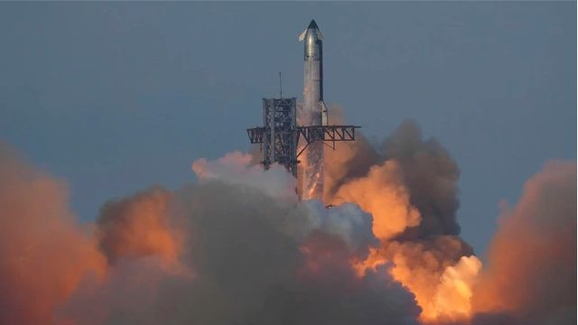 Phi thuyền Starship gắn với tên lửa đẩy Super Heavy được phóng lên từ bãi phóng của SpaceX ở bang Texas (Mỹ) ngày 26/8.
