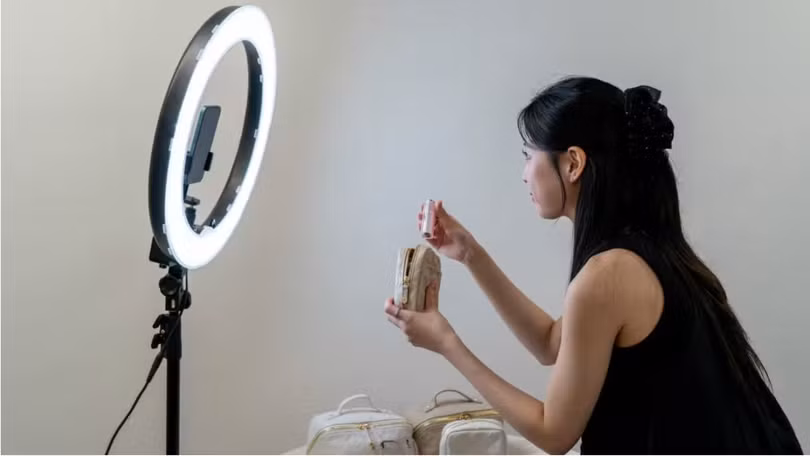 Thương hiệu thời trang A'pearl là một trong những doanh nghiệp đang thử nghiệm thương mại điện tử trực tiếp thông qua TikTok Shop. Ảnh: Nikkei Asia.