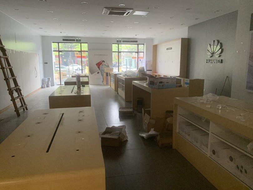 Cửa hàng Huawei tại Phật Sơn đã bị đóng, chỉ còn lại những nội thất trơ trọi. Ảnh: SCMP.