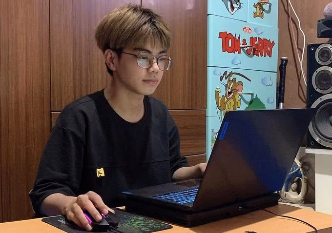 Phí Hoàng Đạt, sinh năm 2002, bắt đầu biết đến Minecraft từ khi còn học phổ thông.