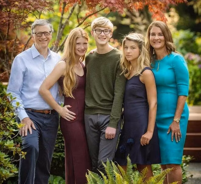Gia đình tỷ phú nổi tiếng (từ trái sang): Bill Gates, Jennifer, Rory, Phoebe, và mẹ Melinda Gates