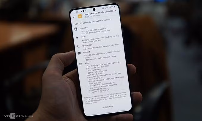 Ứng dụng yêu cầu hàng loạt quyền truy cập điện thoại người dùng. Ảnh: Lưu Quý. Ứng dụng yêu cầu hàng loạt quyền truy cập điện thoại người dùng. Ảnh: Lưu Quý.