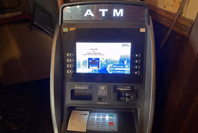 Một máy ATM Bitcoin tại khu vực New York. Ảnh: Reuters.