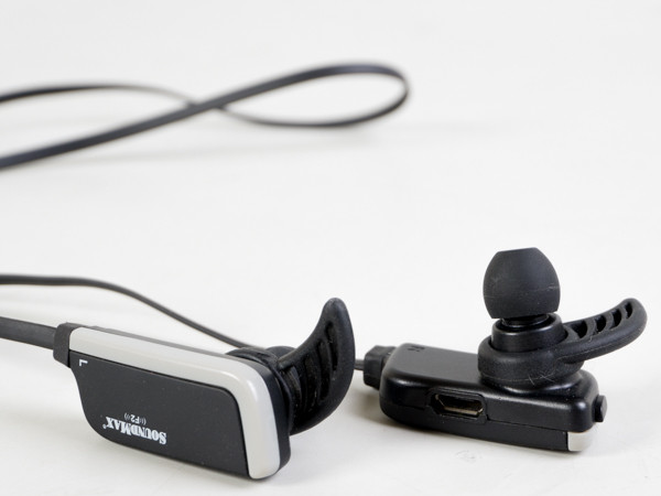 Tuy có thiết kế dạng nhét tai, nhưng để tăng thêm độ đeo bám, phục vụ nhóm khách hàng yêu thích các hoạt động thể thao, Soundmax F2 được trang bị thêm 2 quai gài cũng bằng silicon mềm mại.