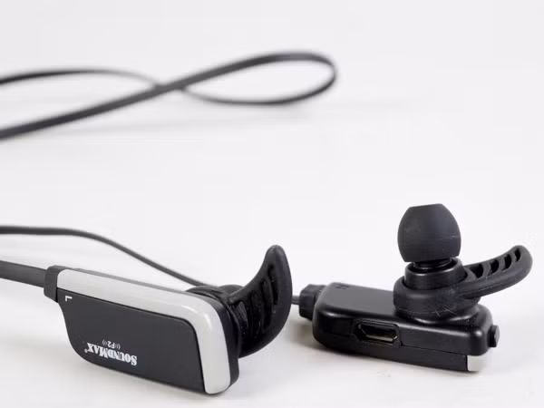 Tuy có thiết kế dạng nhét tai, nhưng để tăng thêm độ đeo bám, phục vụ nhóm khách hàng yêu thích các hoạt động thể thao, Soundmax F2 được trang bị thêm 2 quai gài cũng bằng silicon mềm mại.