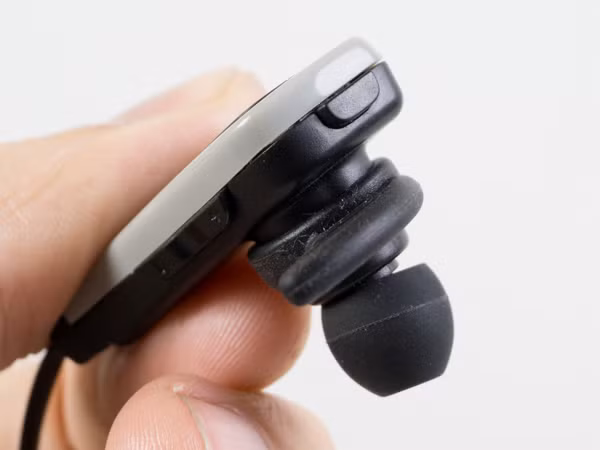 Hầu hết nút chức năng (nguồn/kết nối Bluetooth/nhận/ngắt cuộc gọi, tăng/giảm âm lượng) đều được tích hợp ngay trên củ tai.