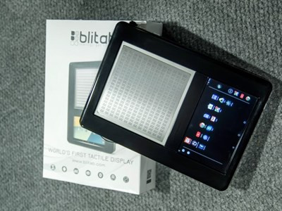 Máy tính bảng Blitab có mức giá khoảng 500 USD, có thể hiển thị chữ Braille cho người khiếm thị.