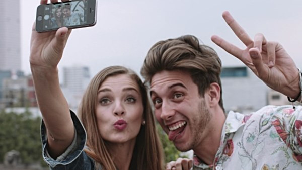 Sử dụng dấu hiệu "V"khi selfie có thể để lộ dấu vân tay của người dùng.