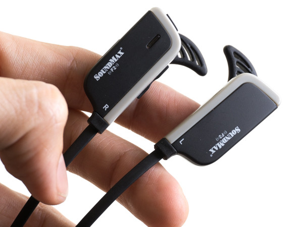 Sản phẩm trông đơn giản gọn nhẹ với dây cáp dẹt chống rối.