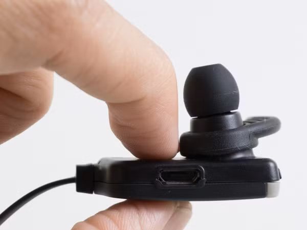 Soundmax F2 cũng được tích hợp pin sạc và sạc điện qua ngõ micro USB.