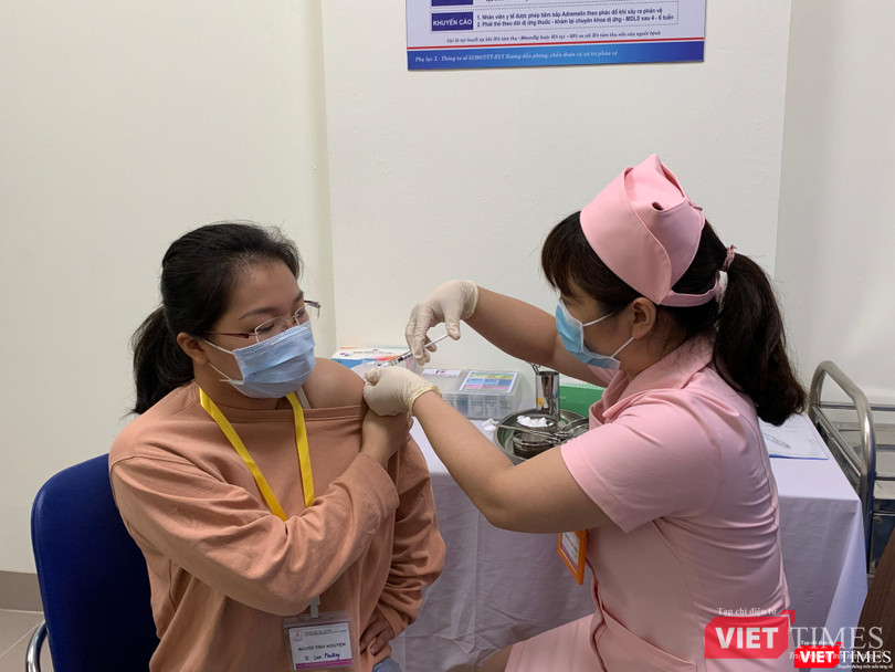 Một trong 6 người tình nguyện đầu tiên được tiêm vaccine COVIVAC do Việt Nam nghiên cứu, sản xuất