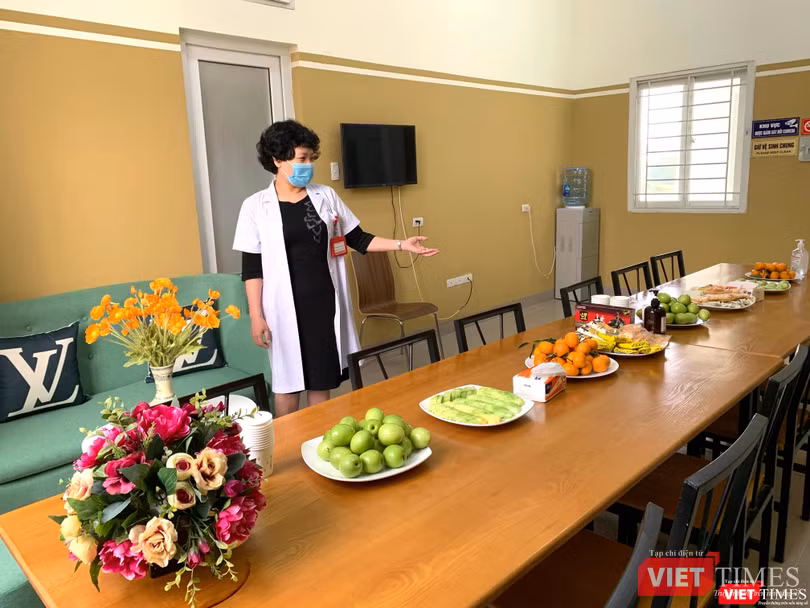 PGS.TS. Phạm Thị Vân Anh - Giám đốc trung tâm Dược lý lâm sàng, Trưởng Bộ môn Dược lý, Trường Đại học Y Hà Nội - giới thiệu phòng ăn của người tình nguyện tiêm vaccine COVIVAC, được phục vụ ăn uống, hoa quả và cả Internet trong suốt thời gian lưu lại đây