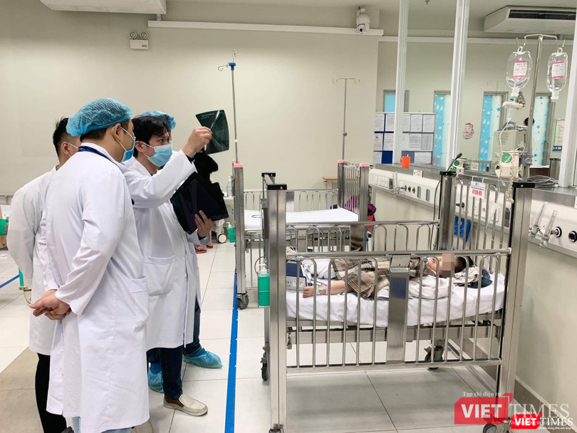 Các bác sĩ kiểm tra phim chụp X-quang của bé H. (Ảnh - BV) Các bác sĩ kiểm tra phim chụp X-quang của bé H. (Ảnh - BV)