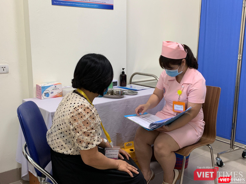 Kiểm tra kỹ hồ sơ trước khi tiêm thử nghiệm