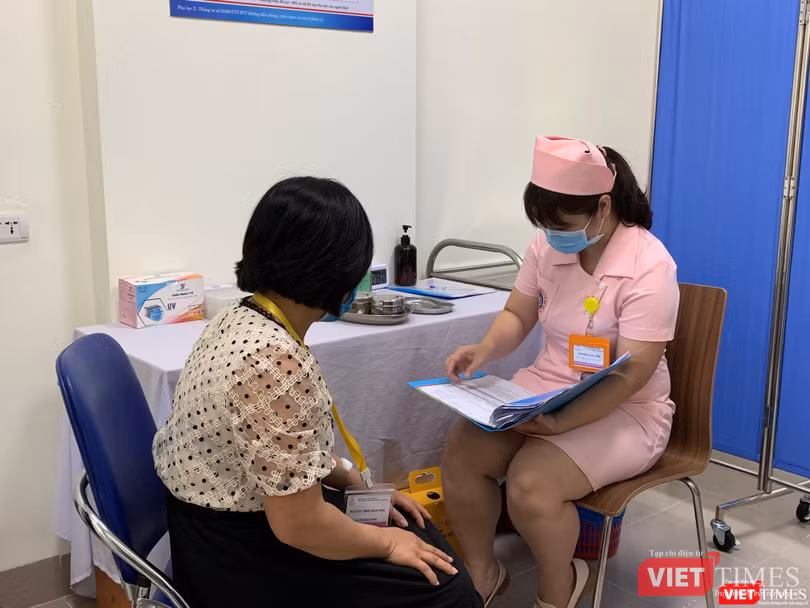 Kiểm tra kỹ hồ sơ trước khi tiêm thử nghiệm