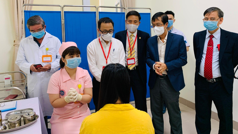 Thứ trưởng Bộ Y tế Trần Văn Thuấn, GS.TS. Tạ Thành Văn – Chủ tịch Hội đồng Trường Đại học Y Hà Nội và nhóm nghiên cứu gặp gỡ, động viên các tình nguyện viên trước giờ tiêm chính thức vacine COVIVAC (sáng nay 15/3).