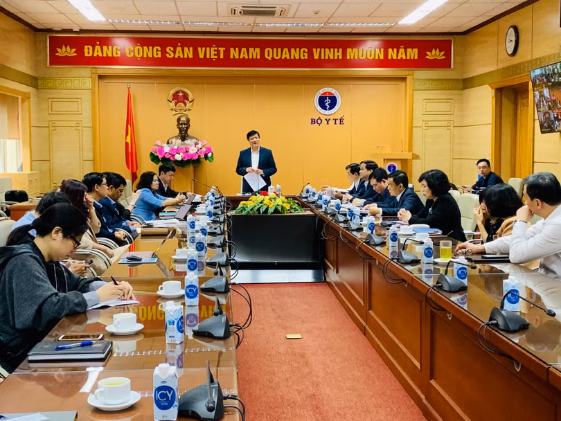 GS.TS. Nguyễn Thanh Long – Ủy viên TW Đảng, Bộ trưởng Bộ Y tế - chủ trì cuộc họp đảm bảo an toàn phòng, chống COVID-19 tại các cơ sở khám, chữa bệnh.