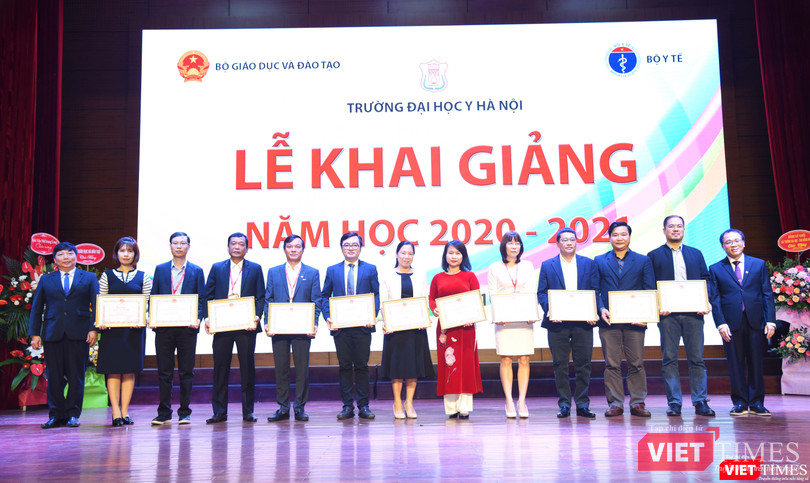 Trao Bằng khen của Bộ Y tế cho các thầy, cô giáo có thành tích xuất sắc.