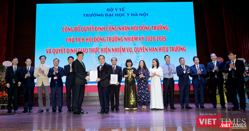 Q. Bộ trưởng Bộ Y tế Nguyễn Thanh Long đã trao quyết định Chủ tịch Hội đồng trường Trường Đại học Y Hà Nội cho GS.TS. Tạ Thành Văn Q. Bộ trưởng Bộ Y tế Nguyễn Thanh Long đã trao quyết định Chủ tịch Hội đồng trường Trường Đại học Y Hà Nội cho GS.TS. Tạ Thành Văn