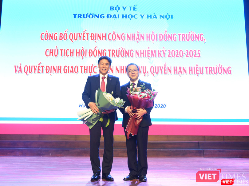 GS.TS. Tạ Thành Văn - Chủ tịch Hội đồng trường Trường Đại học Y Hà Nội (bên phải) và PGS.TS. Đoàn Quốc Hưng - Phó Hiệu trưởng trường, người được giao thực hiện nhiệm vụ, quyền hạn của Hiệu trưởng nhà trường GS.TS. Tạ Thành Văn - Chủ tịch Hội đồng trường Trường Đại học Y Hà Nội (bên phải) và PGS.TS. Đoàn Quốc Hưng - Phó Hiệu trưởng trường, người được giao thực hiện nhiệm vụ, quyền hạn của Hiệu trưởng nhà trường