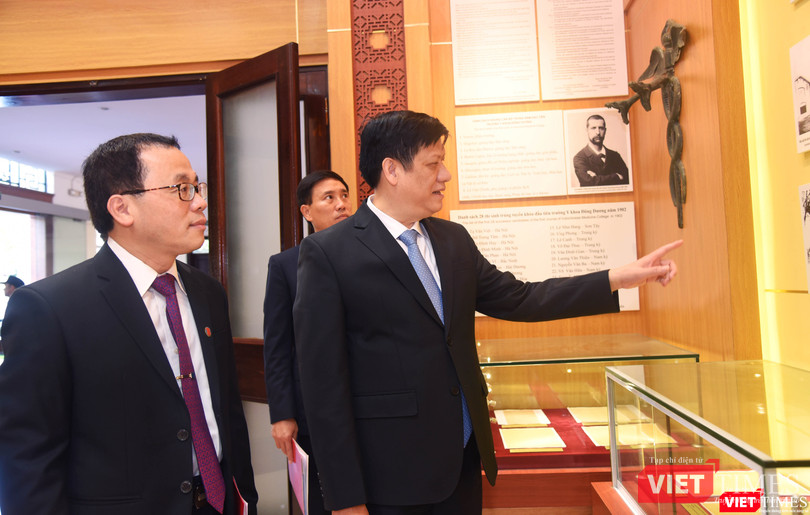 Q. Bộ trưởng Bộ Y tế Nguyễn Thanh Long và GS.TS. Tạ Thành Văn - tân Chủ tịch Hội đồng trường Trường Đại học Y Hà Nội tại phòng truyền thống của Trường Q. Bộ trưởng Bộ Y tế Nguyễn Thanh Long và GS.TS. Tạ Thành Văn - tân Chủ tịch Hội đồng trường Trường Đại học Y Hà Nội tại phòng truyền thống của Trường