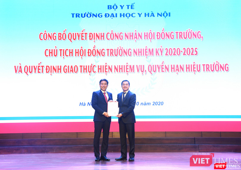 Thứ trưởng Bộ Y tế Trần Văn Thuấn trao quyết định giao thực hiện nhiệm vụ, quyền hạn của Hiệu trưởng Trường Đại học Y Hà Nội cho PGS.TS. Đoàn Quốc Hưng - Phó Hiệu trưởng nhà trường Thứ trưởng Bộ Y tế Trần Văn Thuấn trao quyết định giao thực hiện nhiệm vụ, quyền hạn của Hiệu trưởng Trường Đại học Y Hà Nội cho PGS.TS. Đoàn Quốc Hưng - Phó Hiệu trưởng nhà trường
