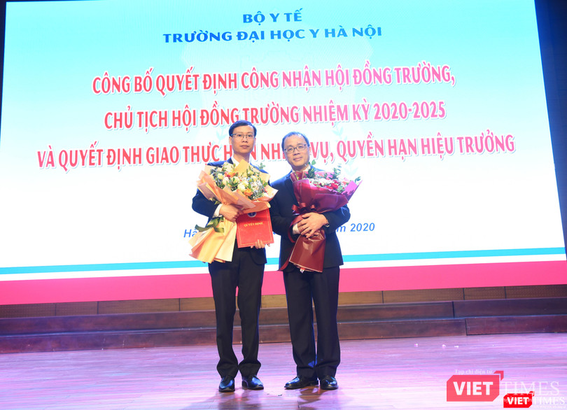 PGS.TS.BS. Trần Huy Thịnh - Thư ký Hội đồng trường (bên trái) chúc mừng tân Chủ tịch Hội đồng trường PGS.TS.BS. Trần Huy Thịnh - Thư ký Hội đồng trường (bên trái) chúc mừng tân Chủ tịch Hội đồng trường