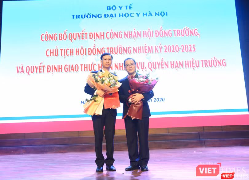 PGS.TS.BS. Trần Huy Thịnh - Thư ký Hội đồng trường (bên trái) chúc mừng tân Chủ tịch Hội đồng trường