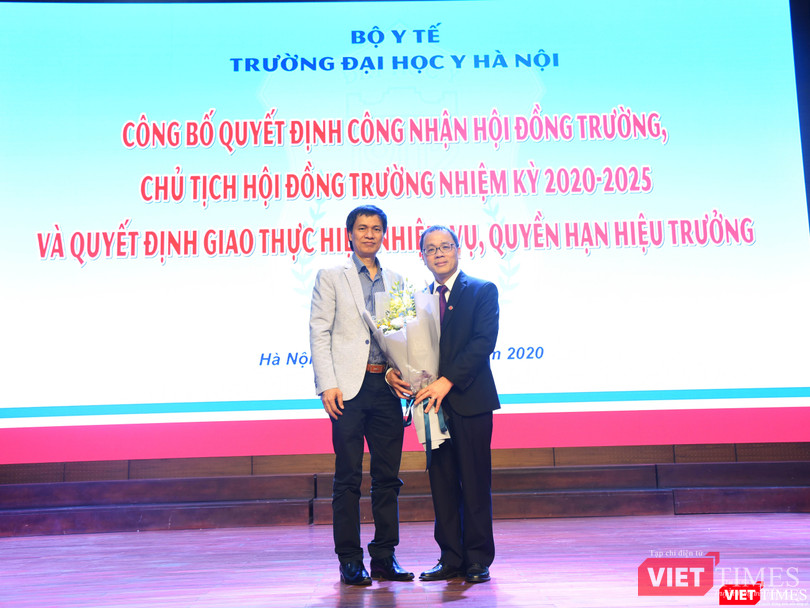 PGS.TS. Đồng Văn Hệ - Phó Giám đốc BV Việt Đức (bên trái) chúc mừng Chủ tịch Hội đồng trường Trường Đại học Y Hà Nội - GS.TS. Tạ Thành Văn. PGS.TS. Đồng Văn Hệ - Phó Giám đốc BV Việt Đức (bên trái) chúc mừng Chủ tịch Hội đồng trường Trường Đại học Y Hà Nội - GS.TS. Tạ Thành Văn.