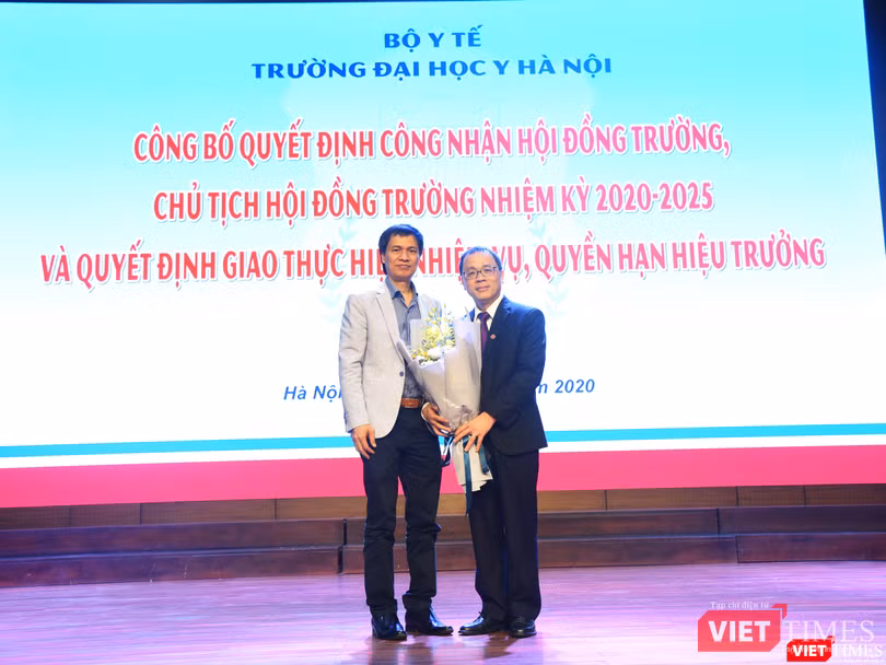 PGS.TS. Đồng Văn Hệ - Phó Giám đốc BV Việt Đức (bên trái) chúc mừng Chủ tịch Hội đồng trường Trường Đại học Y Hà Nội - GS.TS. Tạ Thành Văn.