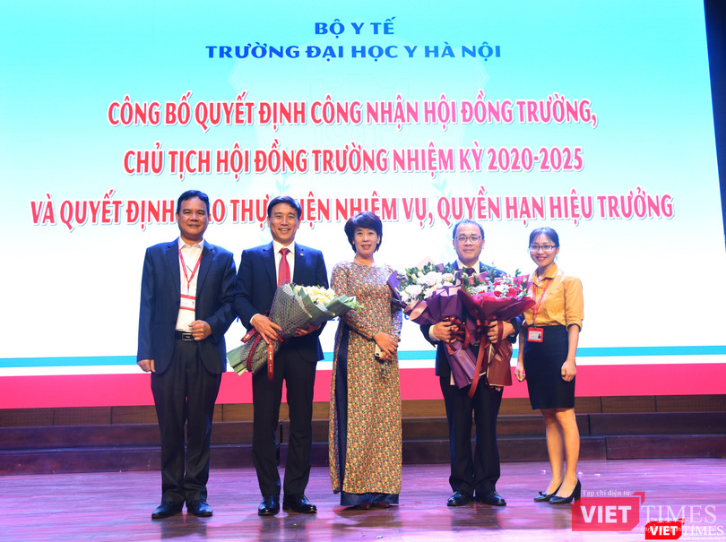 Chúc mừng Chủ tịch Hội đồng trường Tạ Thành Văn và Phó Hiệu trưởng Đoàn Quốc Hưng - người được giao thực hiện nhiệm vụ, quyền hạn của Hiệu trưởng Chúc mừng Chủ tịch Hội đồng trường Tạ Thành Văn và Phó Hiệu trưởng Đoàn Quốc Hưng - người được giao thực hiện nhiệm vụ, quyền hạn của Hiệu trưởng