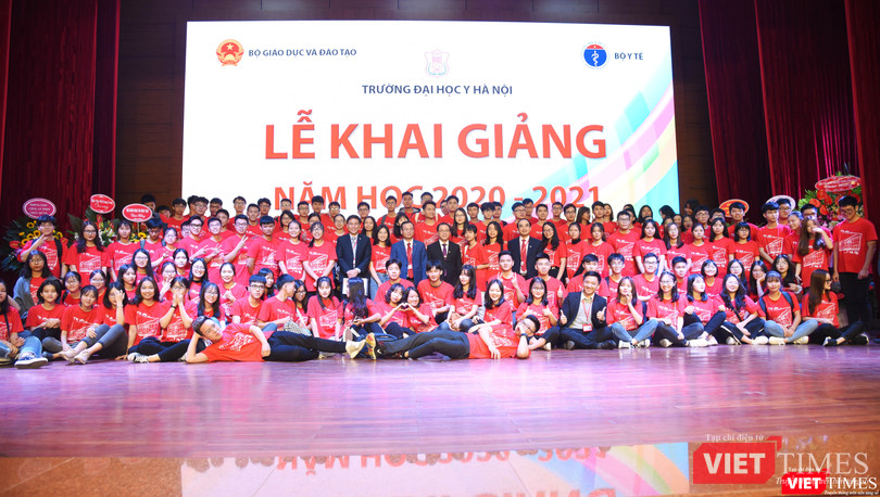 Thầy và trò Trường Đại học Y Hà Nội tưng bừng trong ngày khai giảng năm học mới