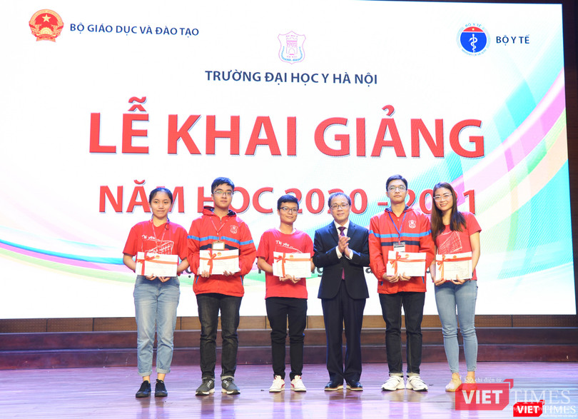 Hiệu trưởng Trường Đại học Y Hà Nội tặng giấy khen và phần thưởng cho các sinh viên đạt thành tích xuất sắc