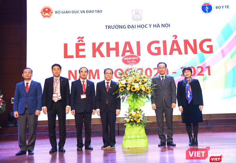 Bộ GD&amp;ĐT chúc mừng thầy và trò Trường Đại học Y Hà Nội bước vào năm học mới