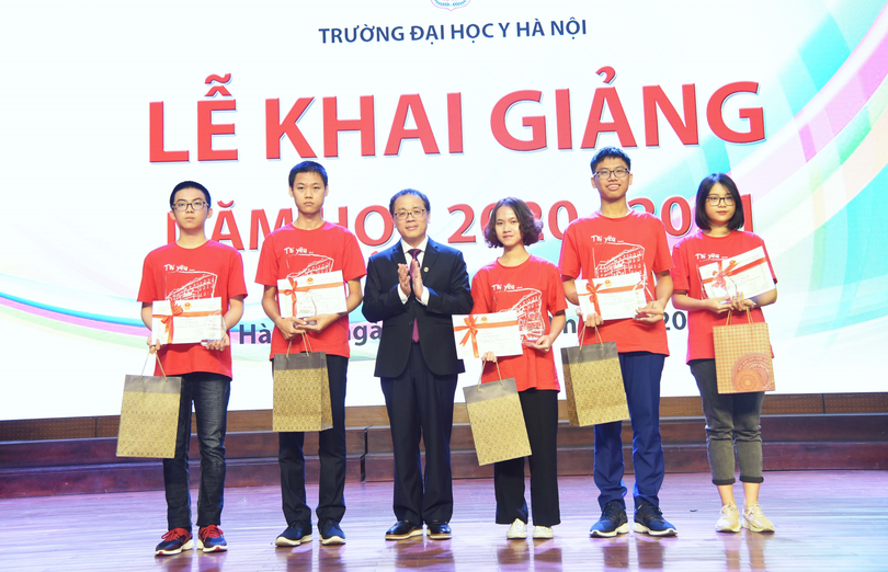 GS.TS. Tạ Thành Văn - Hiệu trưởng Trường Đại học Y Hà Nội tặng giấy khen và phần thưởng cho các sinh viên đạt thành tích xuất sắc