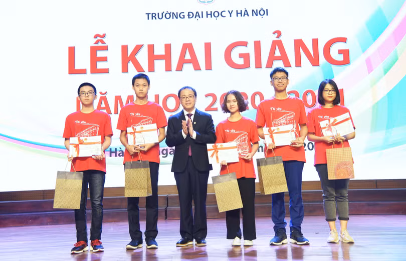 GS.TS. Tạ Thành Văn - Hiệu trưởng Trường Đại học Y Hà Nội tặng giấy khen và phần thưởng cho các sinh viên đạt thành tích xuất sắc