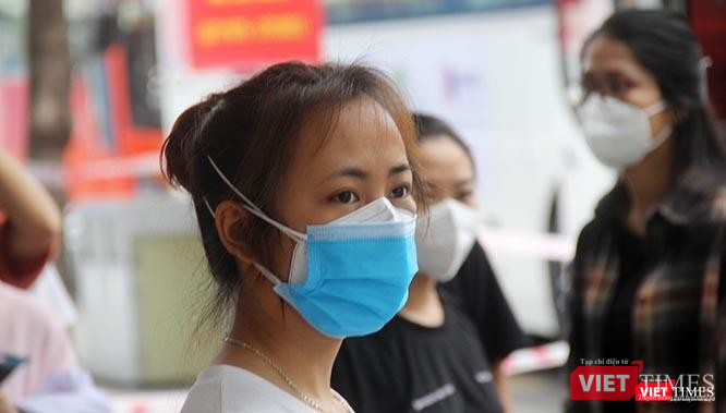 Từng có kinh nghiệm lấy mẫu, truy vết tại các tỉnh Hải Dương, Bắc Ninh, Bắc Giang, các sinh viên tới từ Hải Dương luôn thận trọng khi dùng khẩu trang để thực hiện 5K theo khuyến cáo của Bộ Y tế. Ảnh: GVT. Từng có kinh nghiệm lấy mẫu, truy vết tại các tỉnh Hải Dương, Bắc Ninh, Bắc Giang, các sinh viên tới từ Hải Dương luôn thận trọng khi dùng khẩu trang để thực hiện 5K theo khuyến cáo của Bộ Y tế. Ảnh: GVT.