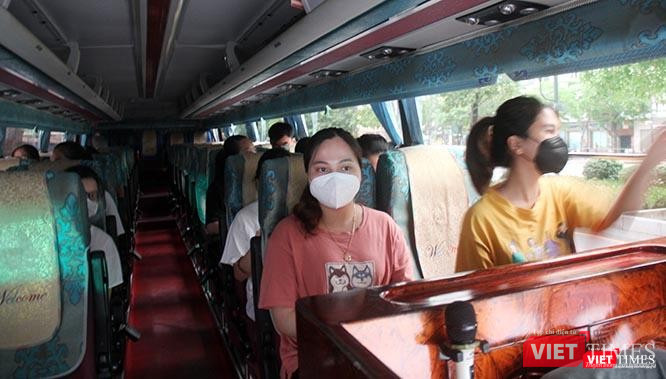 Với quy định giãn cách, nhiều ghế trên xe luôn để trống, các xe sẽ phân tán về các điểm lấy mẫu ở TP.HCM vào đầu giờ sáng. Ảnh: GVT. Với quy định giãn cách, nhiều ghế trên xe luôn để trống, các xe sẽ phân tán về các điểm lấy mẫu ở TP.HCM vào đầu giờ sáng. Ảnh: GVT.